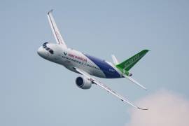 Un avión COMAC C919 vuela en una feria aeronáutica en Singapur el 20 de febrero del 2024.