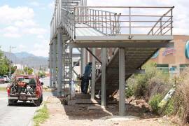 Continúan los trabajos para instalar el puente peatonal sobre el bulevar Emilio Arizpe de la Maza, a la altura de la colonia La Estrella.