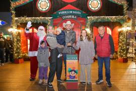 El alcalde Carlos Villarreal encabezó el encendido de Villamagia Coahuila en la Plaza Principal de Monclova, marcando el inicio oficial de las festividades decembrinas en la ciudad.