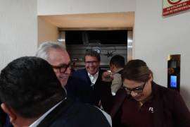 Ricardo Monreal, coordinador de Morena, y Rubén Rocha Moya, gobernador de Sinaloa, saliendo del elevador en dirección al Salón Verde en la Cámara de Diputados.