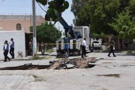 Personal de Simas Torreón inició trabajos en la colonia La Dalia para atender el socavón reportado en esa zona habitacional.
