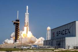 Un cohete pesado Falcon 9 de SpaceX despega desde el Centro Espacial Kennedy de Cabo Cañaveral, Florida.