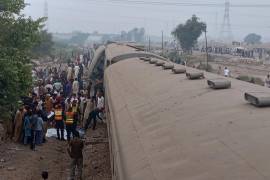En esta imagen publicado por el Departamento de Rescate de Emergencias 1122 de Pakistán, rescatistas y voluntarios sacan cuerpos y pasajeros atrapados tras el descarrilamiento de un tren a las afueras de Multan, en el centro de Pakistán.