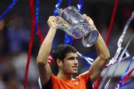 El español Carlos Alcaraz, de tan solo 19 años levantó la copa del US Open este domingo.