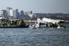 En esta imagen, distribuida por la Guardia Costera de Estados Unidos, se muestran los restos de un avión siniestrado en el río Potomac, cerca del Aeropuerto Nacional Ronald Reagan, el 30 de enero de 2025 en Washington. FOTO: