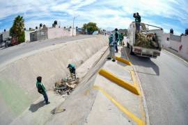 Trabajadores municipales retiraron cacharros, llantas, madera, bolsas y plásticos acumulados en el canal de desagüe de Pino Taeda.