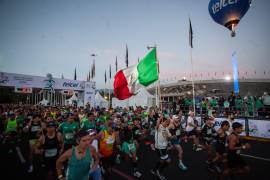 Cerca de 30 mil corredores recorrieron 42.195 kilómetros desde Ciudad Universitaria hasta el Zócalo durante el Maratón CDMX 2026.