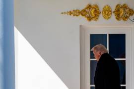 El presidente Donald Trump sale del Despacho Oval para abordar el helicóptero presidencial Marine One desde el jardín sur de la Casa Blanca, el miércoles 18 de marzo de 2026, en Washington.