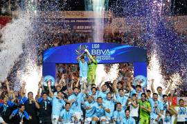 Jugadores de la Jaiba Brava levantan el trofeo del Apertura 2025 de la Liga de Expansión MX.