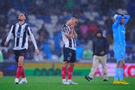 Sergio Canales no viajó con Rayados a Torreón y su ausencia ante Santos Laguna aumentó los rumores sobre una posible salida de Monterrey.