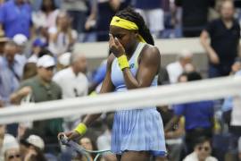 En una sorprendente eliminación en los Octavos, Emma Navarro derrotó a la campeona defensora Coco Gauff con parciales de 6-3, 4-6, 6-3.