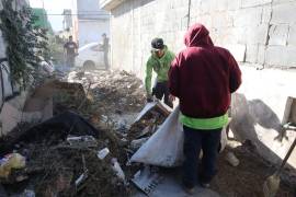 Las acciones de retiro de basura y escombro buscan prevenir riesgos sanitarios y mejorar la seguridad en zonas habitacionales.
