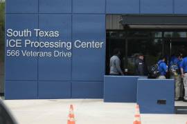 Personas permanecen frente al Centro de Procesamiento de ICE del Sur de Texas, en Pearsall, Texas, donde se encuentra recluido Wilber Rafael Garcés Pérez, un venezolano que recibió un disparo de un agente de ICE.