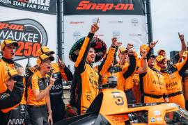 Pato O’Ward celebra en el Milwaukee Mile después de conseguir su segunda victoria de la temporada 2026 en la IndyCar.