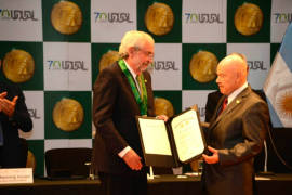 Enrique Graue recibe Honoris Causa de universidad peruana