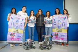 El equipo y su mentora Ivonne Yznaga Blanco durante la competencia Girl Powered México 2025–2026, donde demostraron un alto nivel técnico y de trabajo colaborativo frente a equipos universitarios de todo el país.