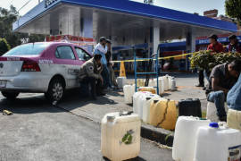 Personas se rentan para hacer fila y comprar gasolina