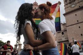 Dos mujeres se besan durante la marcha del orgullo gay el 18 de junio de 2022 en la ciudad de Morelia, estado de Michoacán (México).