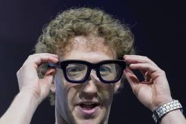 Mark Zuckerberg se coloca un par de gafas de realidad aumentada Orion en la conferencia Meta Connect.