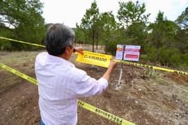 Personal de Desarrollo Urbano colocó sellos de clausura en predios de Sierra Hermosa por presunta venta ilegal de terrenos ejidales.