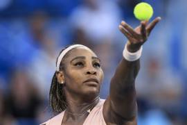 Serena Williams, de los Estados Unidos, lanza la pelota para un servicio a Emma Raducanu, de Gran Bretaña, durante el torneo de tenis Western &amp; Southern Open el martes 16 de agosto de 2022 en Mason, Ohio.