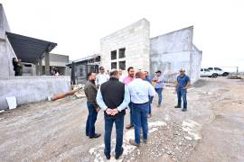 Autoridades supervisan avances del nuevo complejo de atención y vigilancia.