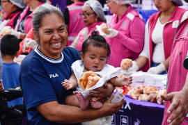 Regalan pan de muerto en CDMX