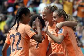 La holandesa Jill Roord festeja con sus compañeras tras marcar el primer tanto ante Sudáfrica en el partido de octavos de final de la Copa del Mundo.