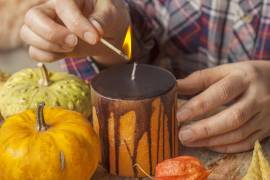 Detalle. Las velas aromáticas pueden convertirse en un elemento decorativo y sensorial durante las noches de otoño.