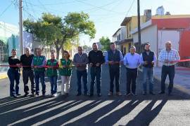 El alcalde Carlos Villarreal Pérez encabezó la entrega de la obra de recarpeteo en la Privada Buenos Aires, en la Zona Centro de Monclova.