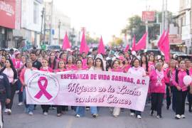 El evento concluyó en la Plaza Principal con un mensaje de concientización y apoyo en la lucha contra el cáncer de mama. FOTOS: CORTESÍA