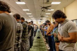 Un grupo de personas ora en la Islamic Society of Tulsa, el viernes 13 de febrero de 2026, en Tulsa, Oklahoma.