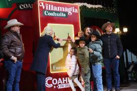 El gobernador Manolo Jiménez, acompañado de su esposa Paola Rodríguez y la alcaldesa de Múzquiz, Laura Patricia Jiménez, encienden el pino monumental de Villamagia Coahuila 2025.