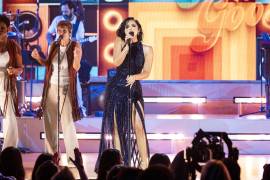 Actuación. Con un vestido negro de lentejuelas y un look rockero, la cantante mexicana marcó un cambio de imagen en su aparición en los Grammys.