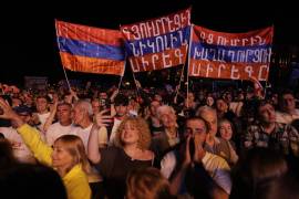 Simpatizantes del partido gobernante Contrato Civil de Armenia, liderado por el primer ministro Nikol Pashinyan, se congregan en la Plaza de la República en Ereván, Armenia.