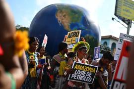 Un grupo de indígenas participa en la Marcha Global por el Clima en protesta por la defensa de los bosques, los derechos territoriales indígenas y la responsabilidad climática global, en Belém, Brasil.
