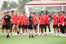 Matías Almeyda firmó contrato hasta 2028 y fue presentado este martes como nuevo técnico del Sevilla FC.