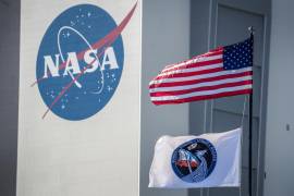 Las banderas de EU y Crew-6 se ven frente al edificio de ensamblaje de vehículos de la NASA, horas antes del lanzamiento programado del cohete SpaceX Falcon 9. La NASA cumple 65 años de su creación.