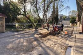 Se hunde pavimento por fugas de agua en calle de Saltillo