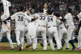 Los jugadores de Japón celebran la victoria 3-2 ante Estados Unidos en la final del Clásico Mundial de béisbol.