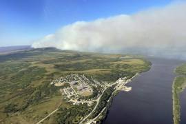 Esta imagen aérea cortesía de la Oficina de Manejo de Tierras del Servicio de Bomberos de Alaska muestra incendios cerca de la comunidad St. Mary, en Alaska, el 10 de junio de 2022.