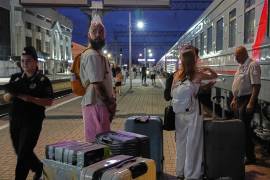 Un trabajador de marketing digital de 28 años, que decidió abandonar Rusia, se ve junto a sus pertenencias empacadas en una estación de tren en Krasnodar, Rusia. Pidió no ser identificado por motivos de seguridad.