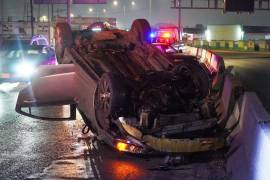 El automóvil terminó con los neumáticos hacia arriba tras la volcadura en el Periférico.