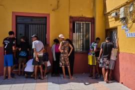 Varios migrantes, algunos de ellos menores no acompañados, que cruzaron desde Marruecos hacia España, escriben su información de contacto para dársela a una asociación vecinal en el enclave español de Ceuta.
