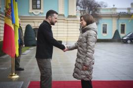 En la imagen, proporcionada por la Oficina Presidencial de Prensa de Ucrania, el presidente ucraniano, Volodymyr Zelenskyy, izquierda, saluda a la presidenta de Moldavia, Maia Sandu, en Kiev, Ucrania, el sábado 25 de enero de 2025. FOTO: