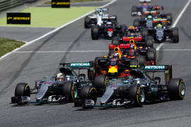 Verstappen triunfa en el Grand Prix de España; Hamilton choca con Rosberg