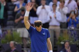 Andy Murray mientras se retiraba del partido en Queen’s Club debido a un dolor persistente en la espalda.