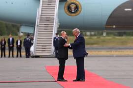 Donald Trump (d), recibe a Vladímir Putin, durante su reunión de negociación en la Base Conjunta Elmendorf-Richardson en Anchorage.