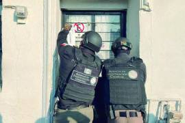 Durante la diligencia ministerial, peritos y agentes investigadores localizaron un rifle calibre .22 y dos casquillos percutidos que fueron asegurados como evidencia.