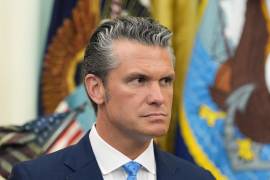 El secretario de Defensa de Estados Unidos, Pete Hegseth, escucha al presidente Donald Trump en una reunión sobre las familias de militares, en el Despacho Oval de la Casa Blanca en Washington.